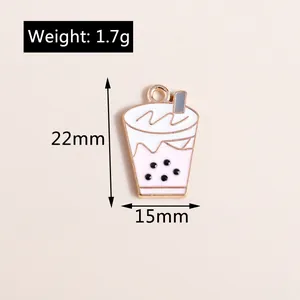 Vista dettagliata delle dimensioni 22mm x 15mm del ciondolo rosa bubble tea