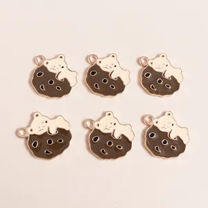 Détail de six breloques ours en émail avec biscuits pour création de bijoux DIY
