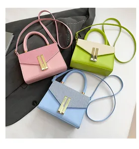 Trois sacs à main élégants en rose, vert et bleu avec fermoirs à barres dorées verticales