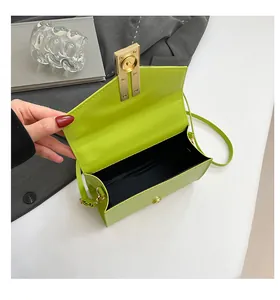 Détail intérieur du sac bandoulière vert citron avec fermoir doré et doublure noire