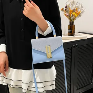 Sac à main en cuir PU bleu clair avec texture tressée et boucle H dorée en scène de vie