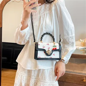 Sac à main blanc en cuir PU imprimé cerise avec poignées tressées et boucle fleurie
