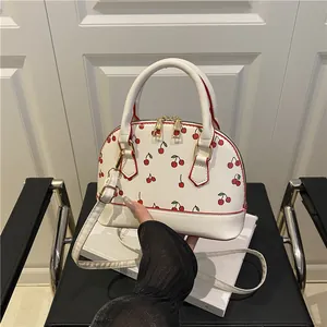 Süße weiße Muscheltasche mit rotem Kirschdruck und abnehmbarem Gurt für den Sommer