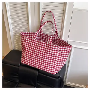 Détail du grand sac cabas en toile à carreaux rouges et blancs avec double poignée