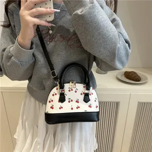 Schicke Schalen-Handtasche mit Kirschdruck und schwarzem Kontrastriemen für Damen