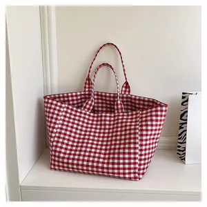 Gros plan d'un sac cabas à carreaux rouges et blancs en toile de coton épaisse