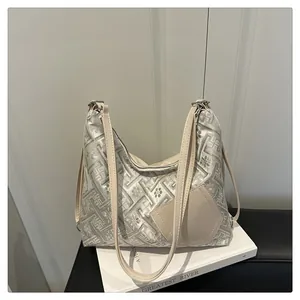 Detail der Hobo-Schultertasche mit Jacquard-Muster auf einer Buchstütze