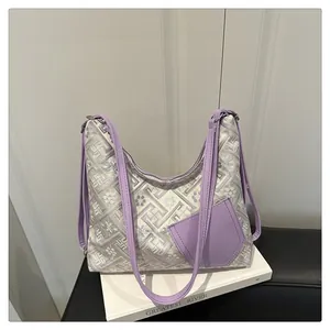 Detailaufnahme der lavendelfarbenen Hobo-Tasche mit traditionellen Stickmustern