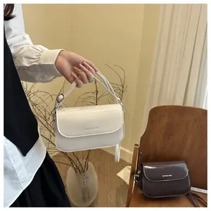 Detail van witte en bruine vierkante tassen met FANYISSA & BAG minimalistische branding