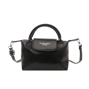 Sac à main en cuir noir brillant avec poignées et bandoulière réglable pour femmes
