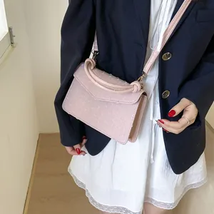 Sac à main élégant rose clair texturé avec poignée et bandoulière pour femmes