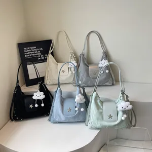 Schicke Raffleder-Handtaschen in fünf Farben mit Stern-Logo und Wolken-Anhänger