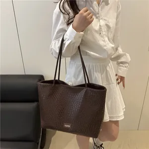 Sac cabas tissé marron avec étiquette mode, grand sac à épaule pour femme chic
