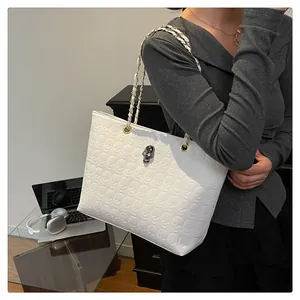 Détail du sac cabas gaufré blanc avec fermoir tête de mort 3D et bandoulière