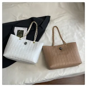 Détails des motifs de crânes gaufrés et de la boucle en métal sur un sac à main