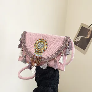 Borsa a tracolla rosa in paglia bohémien con nappe colorate e perline per estate