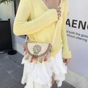 Borsa a tracolla in paglia bohémien con ricami etnici colorati e nappe
