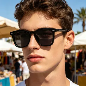 Gros plan de lunettes de soleil carrées noires élégantes portées par un mannequin