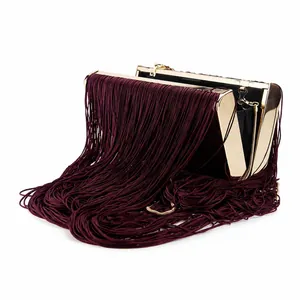 Pochette vintage bordeaux à franges avec chaîne dorée et fermoir en métal brillant