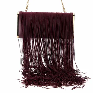 Sac bandoulière bordeaux tendance avec franges et chaîne dorée sur fond blanc