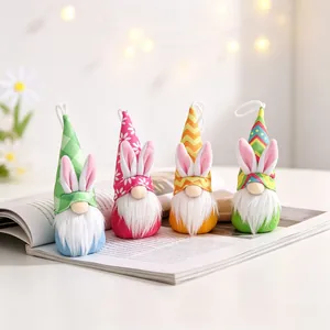 Set mit vier bunten Osterwichtel-Anhängern mit Hasenohren und weißem Plüschbart