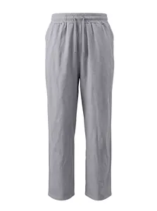 Dettaglio della trama in misto lino e cotone grigio su pantaloni casual a gamba dritta