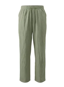 Dettaglio dei pantaloni in lino verde oliva con vita elastica a coulisse e tasche laterali
