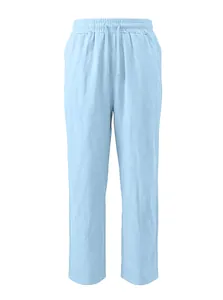 Dettaglio dei pantaloni in lino azzurro con vita elastica a coulisse e trama del tessuto
