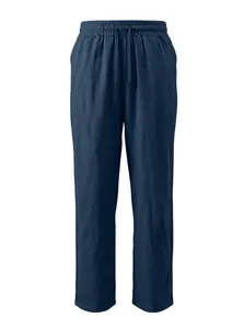 Dettaglio dei pantaloni di lino blu navy con coulisse regolabile e vita elasticizzata