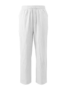 Dettaglio dei pantaloni in lino bianco con vita elastica e coulisse regolabile