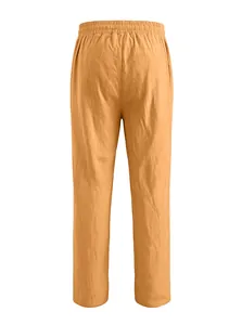 Vista posteriore dei pantaloni in lino arancione da uomo con elastico in vita e gamba dritta