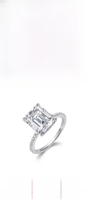 Dettaglio anello moissanite taglio smeraldo in argento 925 con diamanti laterali piccoli