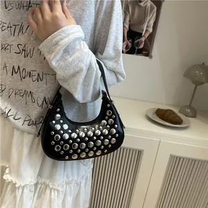 Borsa hobo a mezzaluna nera con borchie metalliche argentate e tracolla in pelle