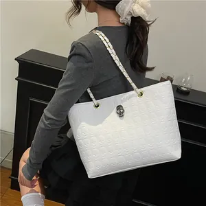Sac fourre-tout blanc avec gaufrage tête de mort et bandoulière chaîne vue de profil