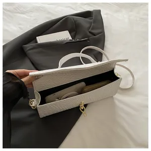 Vue intérieure d'un sac à bandoulière blanc gaufré montrant l'espace de rangement