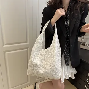 Sweet floral lace tote bag with daisy embroidery and retro pastoral shoulder strap design