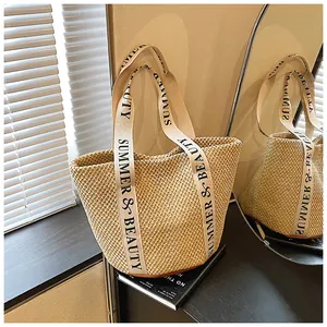 Détail du sac cabas en paille avec anses en sangle blanche Summer & Beauty
