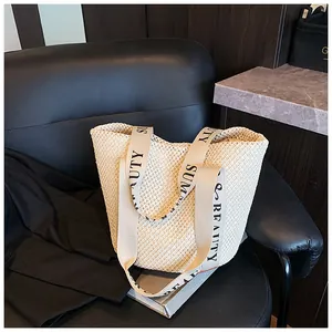 Détail d'un sac cabas tissé crème avec de larges anses imprimées Summer et Beauty