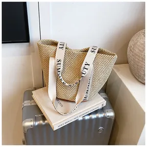 Détail du sac en paille avec poignée en toile 'SUMMER BEAUTY' et fond marron renforcé