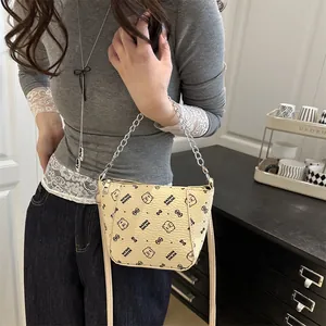 Sac seau beige avec chaîne métallique et imprimé ours pour un porté croisé