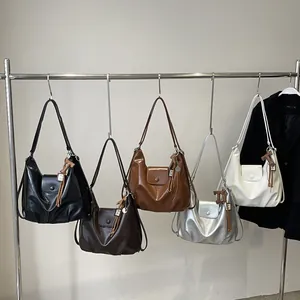 Collection de sacs fourre-tout en cuir brillant aux couleurs variées avec breloques en T