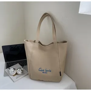 Détail de la broderie C'est la vie sur un sac cabas en toile kaki de haute qualité