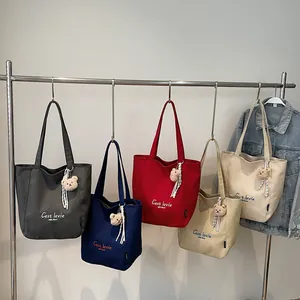 Sacs cabas minimalistes en toile en cinq couleurs avec breloque ours et imprimé