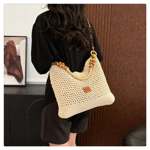 Détail du sac fourre-tout tissé à la main en blanc cassé avec perles en bois