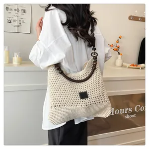 Détail du sac cabas au crochet fait main avec perles en bois et anses marron
