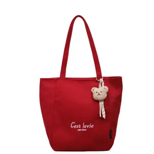 Sac cabas en toile rouge avec broderie C'est la vie et breloque ours pour le quotidien