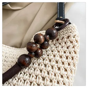 Détail du sac fourre-tout tissé main avec perles en bois et bandoulière en cuir