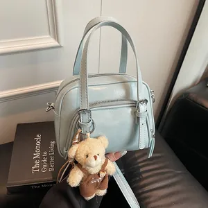 Borsa a Mano da Donna in Pelle PU Retro Con Ciondolo a Orsetto Piccola Borsa a Tracolla Lucida Casual Versatile Gioielli Moda
