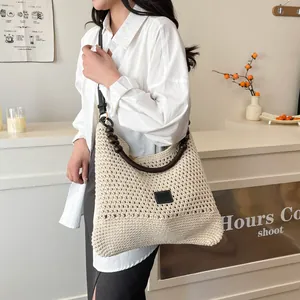 Sac fourre-tout tissé beige avec perles en bois et détails de logo en cuir