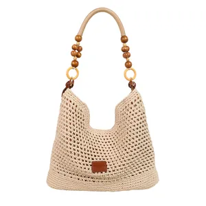 Sac hobo tissé beige avec poignée en perles de bois et texture en maille minimaliste